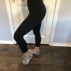 Lululemon’s Align Crops 21” < Black >